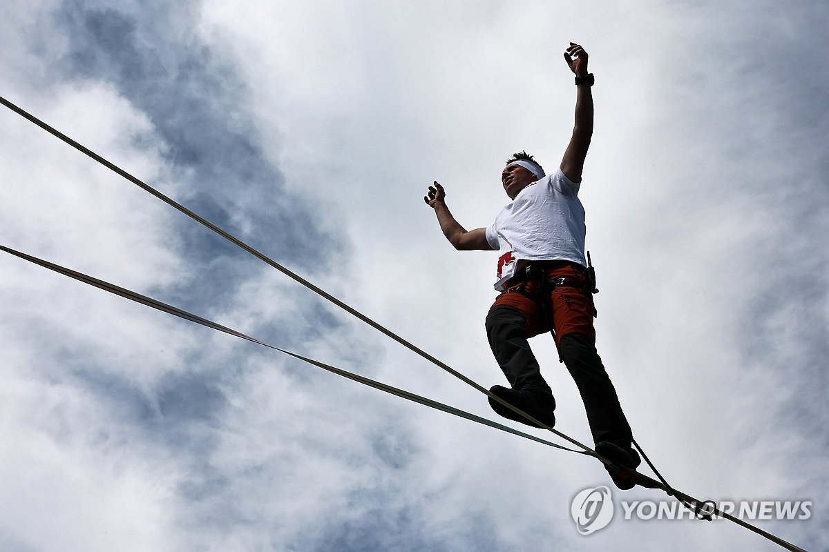 광화문 120m 상공 외줄 묘기…슬랙라인 챔피언의 도전