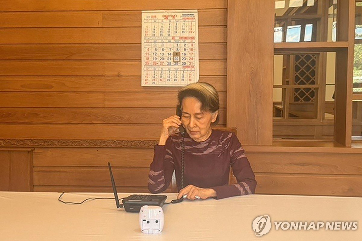 미얀마, 수치 고문·아들 5년여만 첫 통화 허용…처우개선 홍보