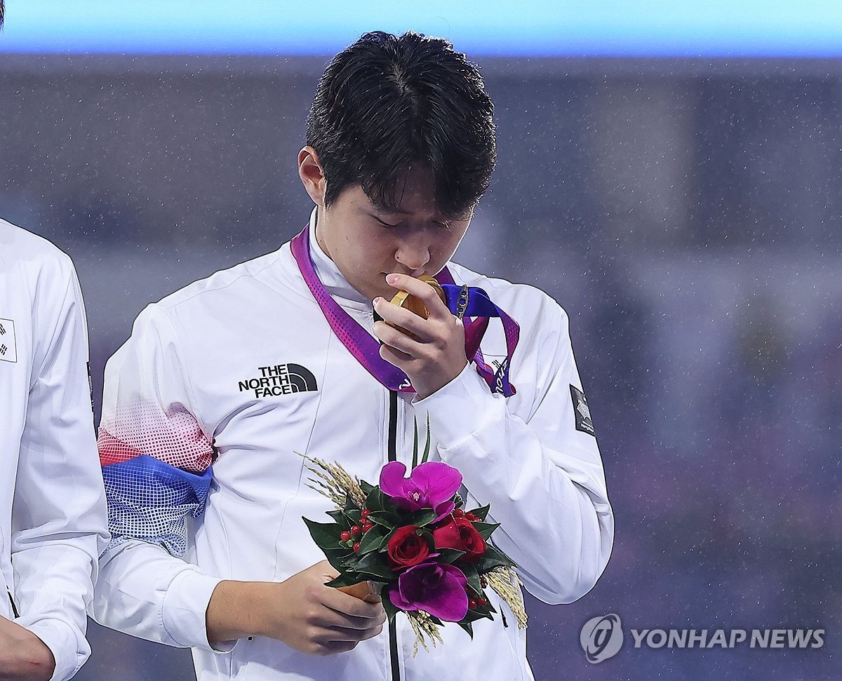 병역 망발로 물 흐린 후배들…이강인·손흥민은 달랐다