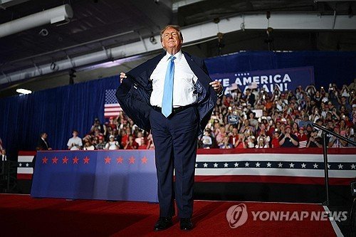트럼프, 유세서 중저가 정장 착용…中원산지 논란