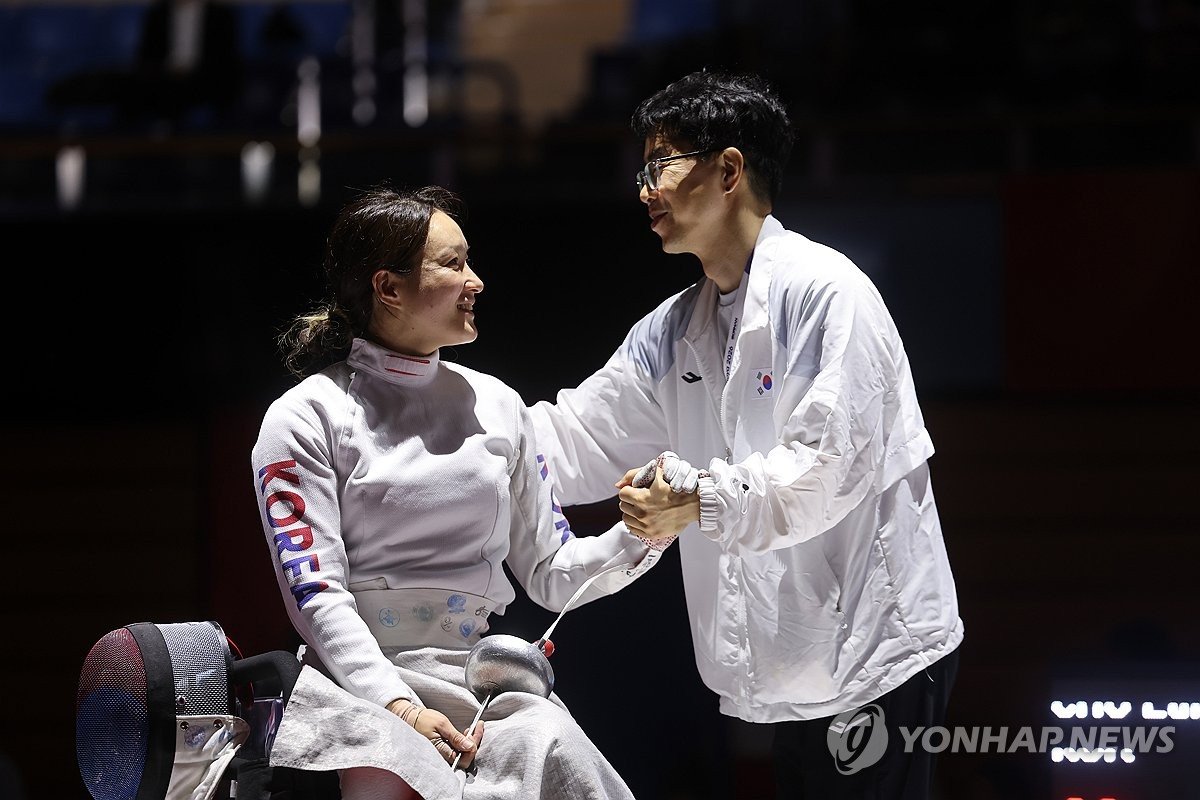 펜싱 조은혜, 장애인AG 여자 에페 첫 금메달…14-14 끝 역전