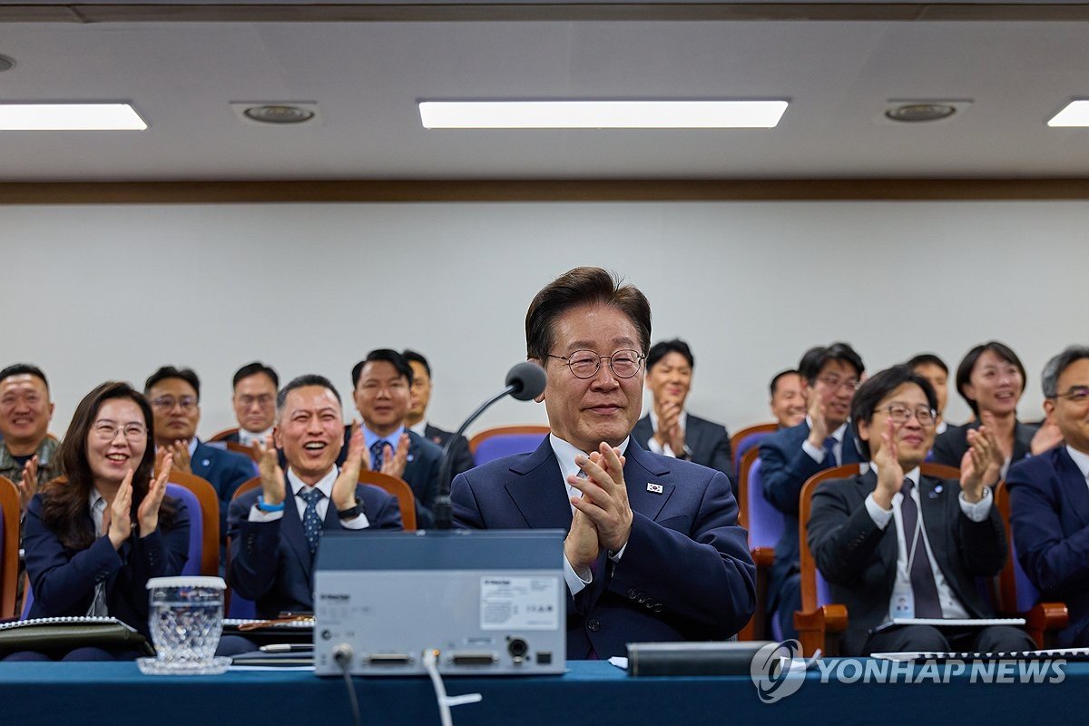 한국 극초음속 미사일 첫 공개…북한 지뢰 도발에 첨단전력 대응
