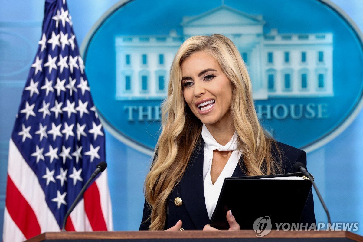 허위 경력 논란 백악관 대변인