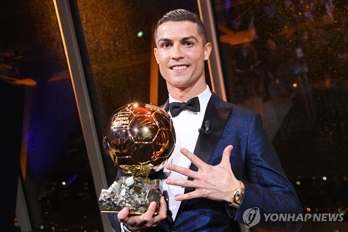 호날두, 팬 선정 '역대 최고 발롱도르' 1위…메시 제쳐