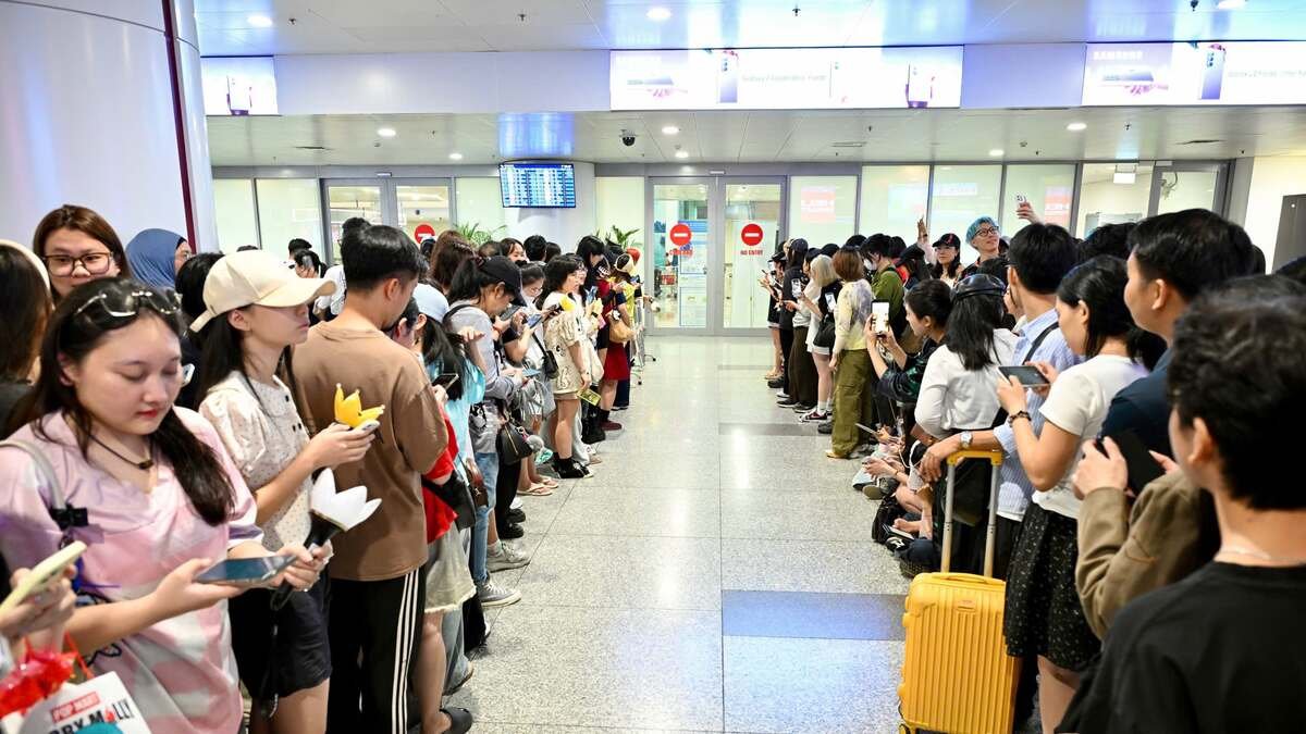 빅뱅 20주년 하노이 콘서트 입국… 수백 명 팬 노이바이 공항 인산인해