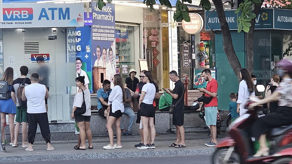 서방 제재 여파… 베트남 나짱서 러시아 관광객 'ATM 줄서기' 진풍경