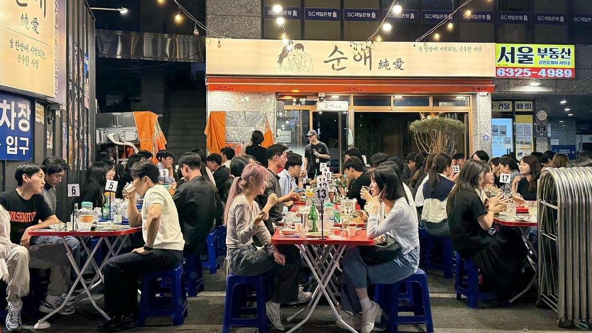 서울 도심 수놓는 '야장' 열풍… 플라스틱 테이블서 즐기는 야외 정취