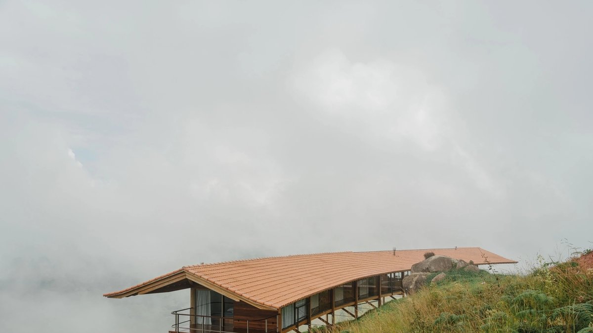 해발 1,530m 산비탈 '공중 부양' 목조 주택