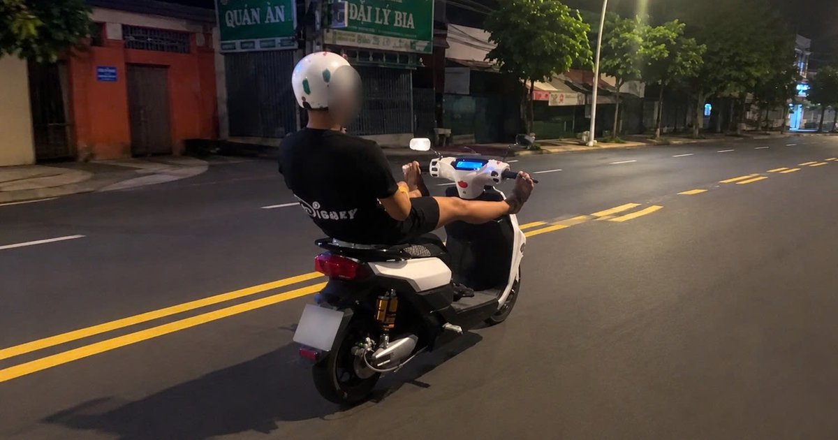 호찌민 중학생, 발로 전동오토바이 운전…교통경찰 차량 압수